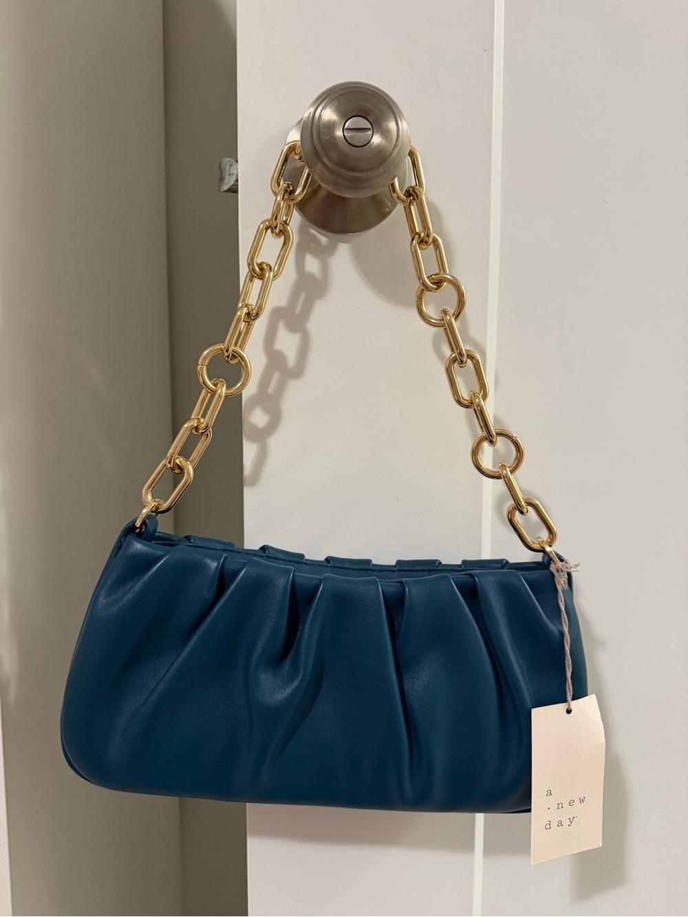 Shoumder Bag with Gold Chain Handle